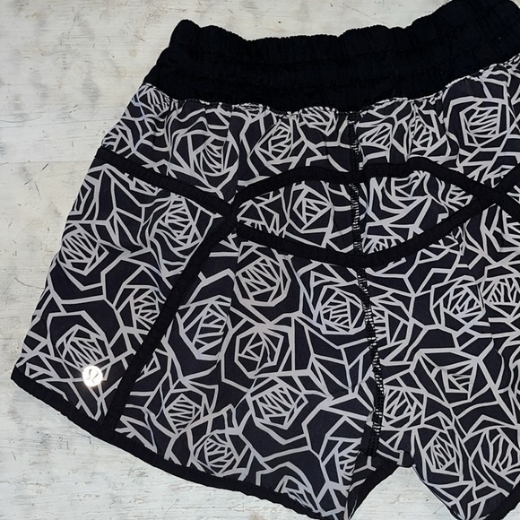 Lululemon Tracker Short III *4-way Stretch
Posey Black White / Black | size 4 - Picture 4 of 9